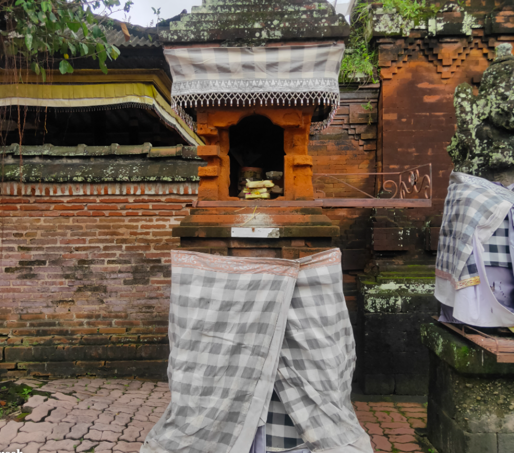 Pelinggih Sedahan (kiri) 